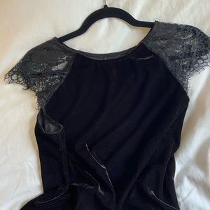 Velvet and lace top. M